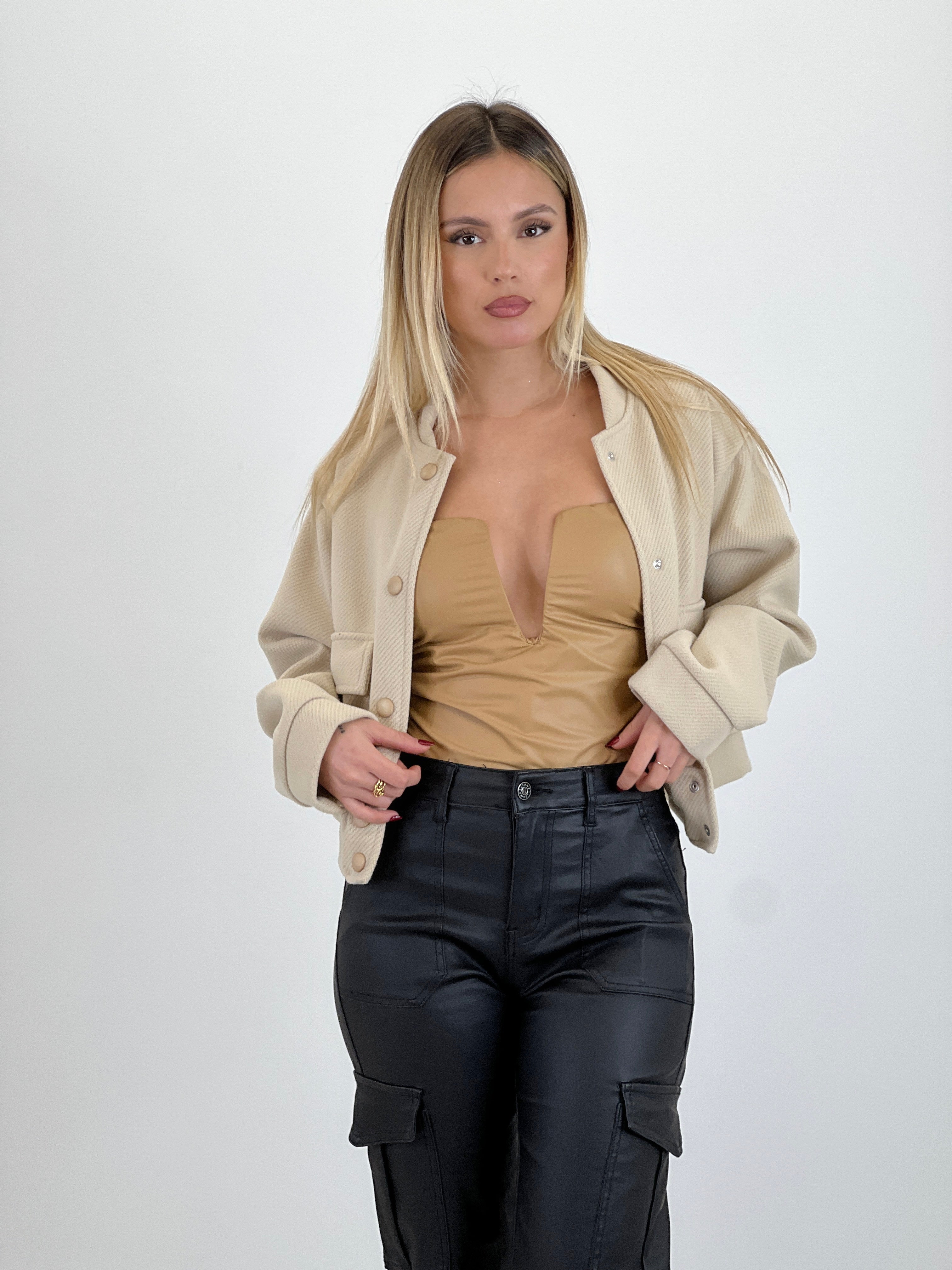 Body escote V acabado piel