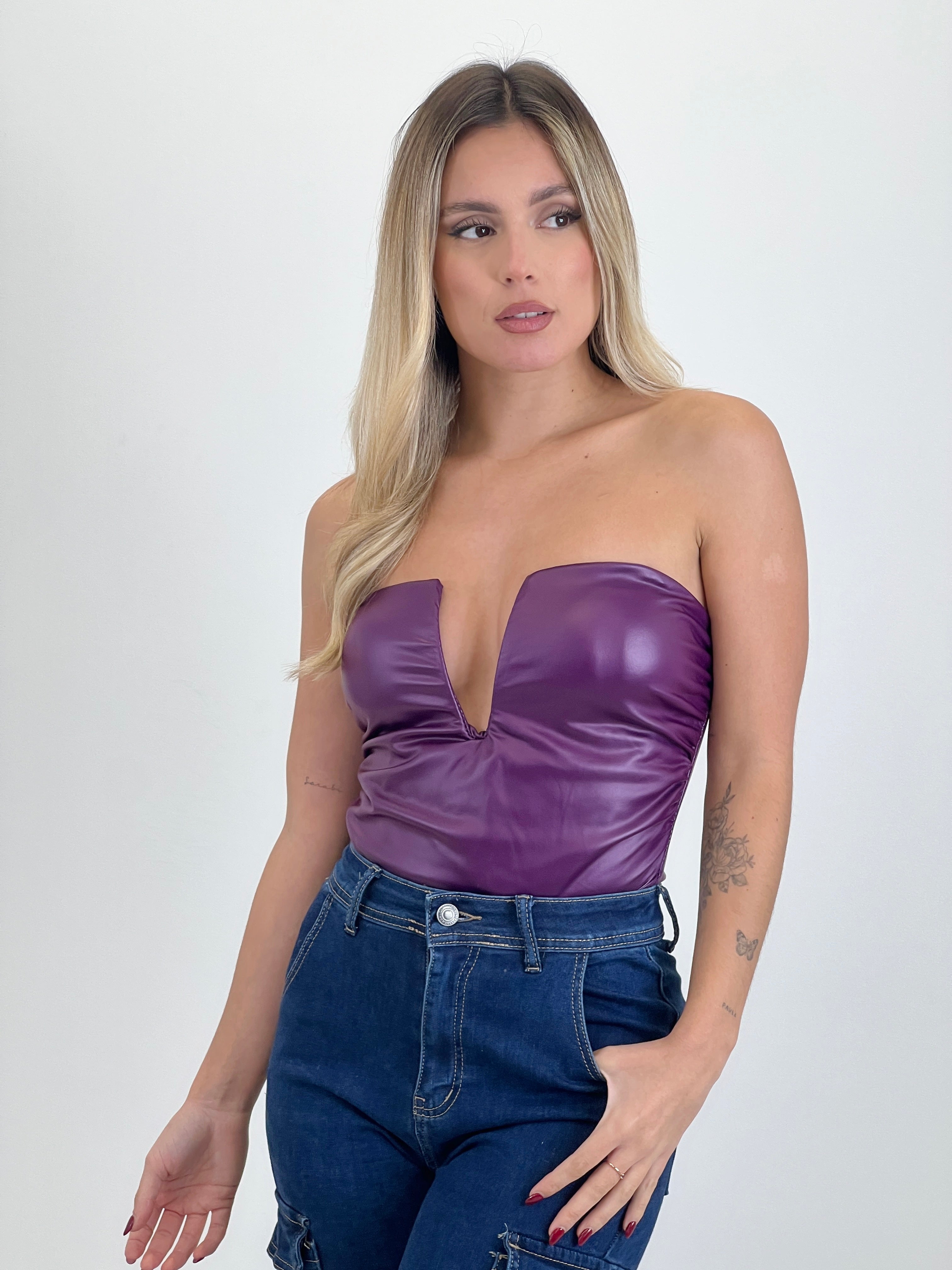 Body escote V acabado piel