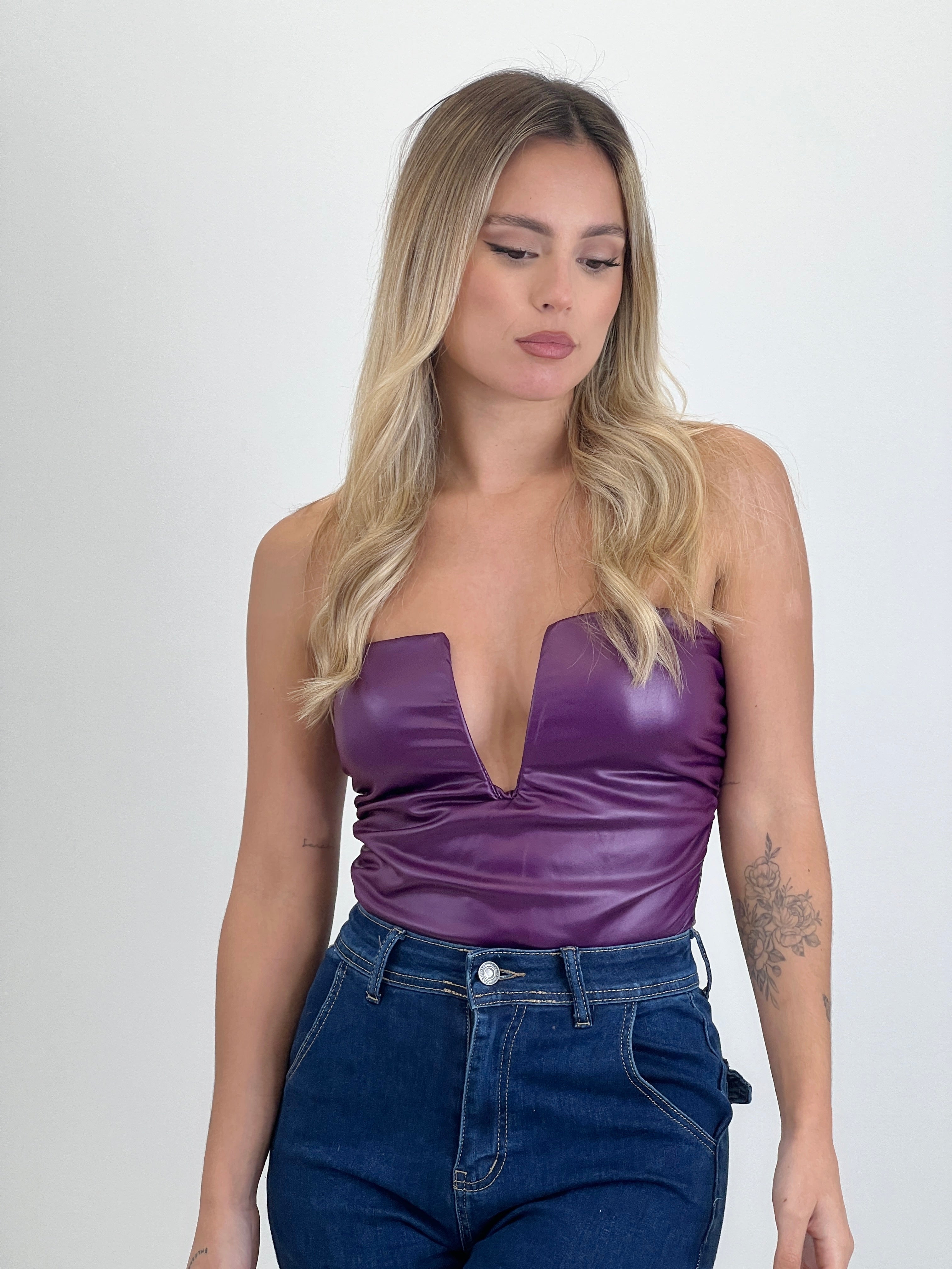 Body escote V acabado piel