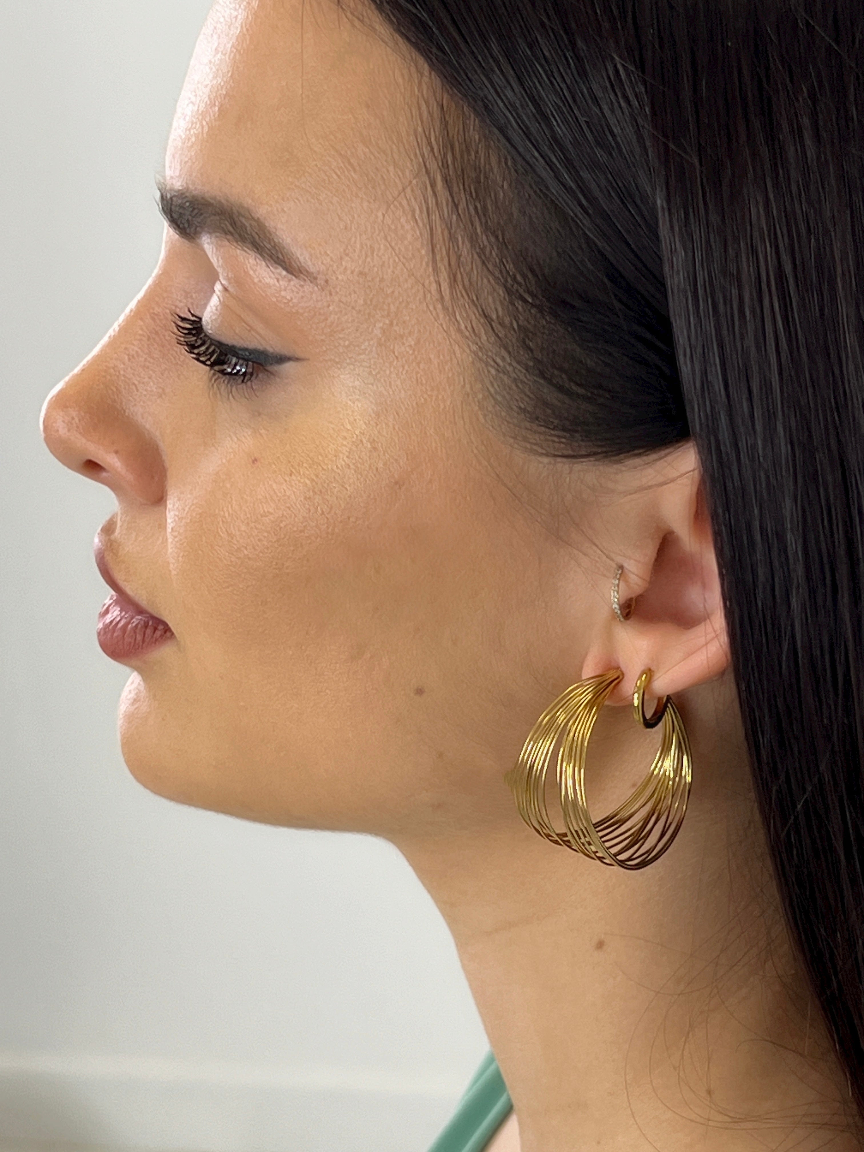 Round thread hoop earrings