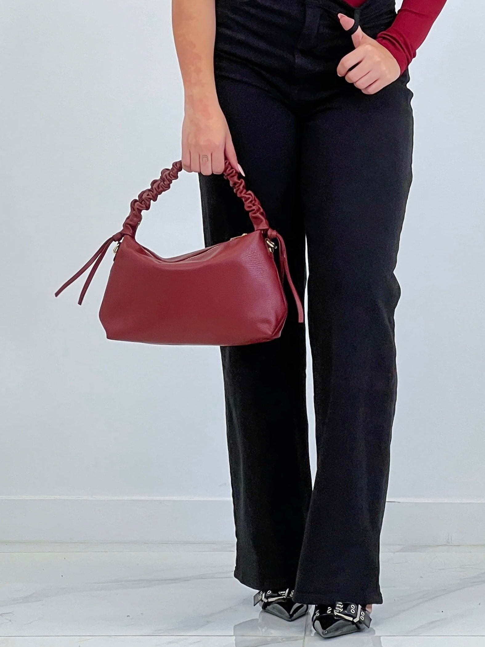 Leather bag with wrinkled handle