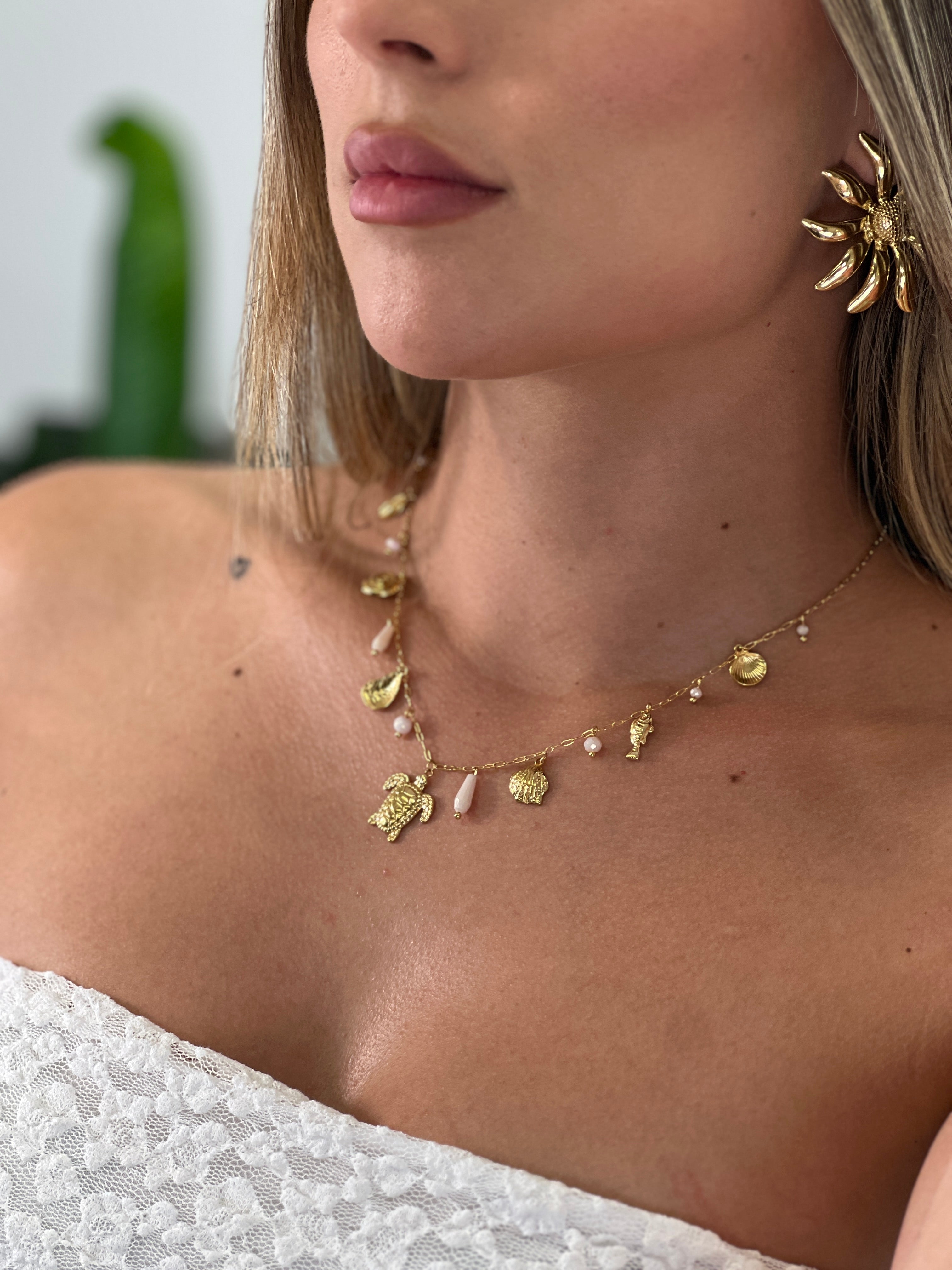 Collar con abalorios colgantes