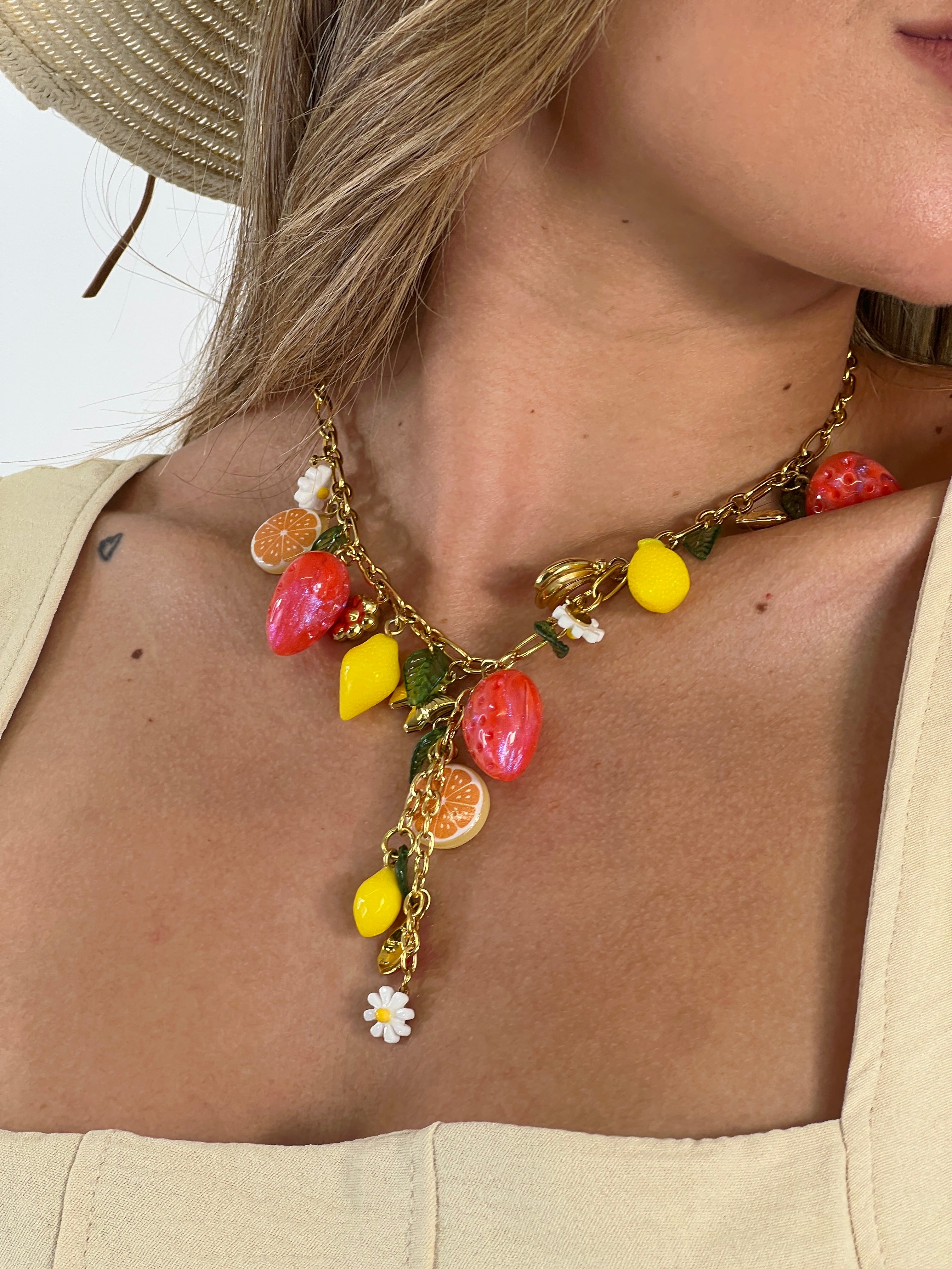 Collar con abalorios colgantes