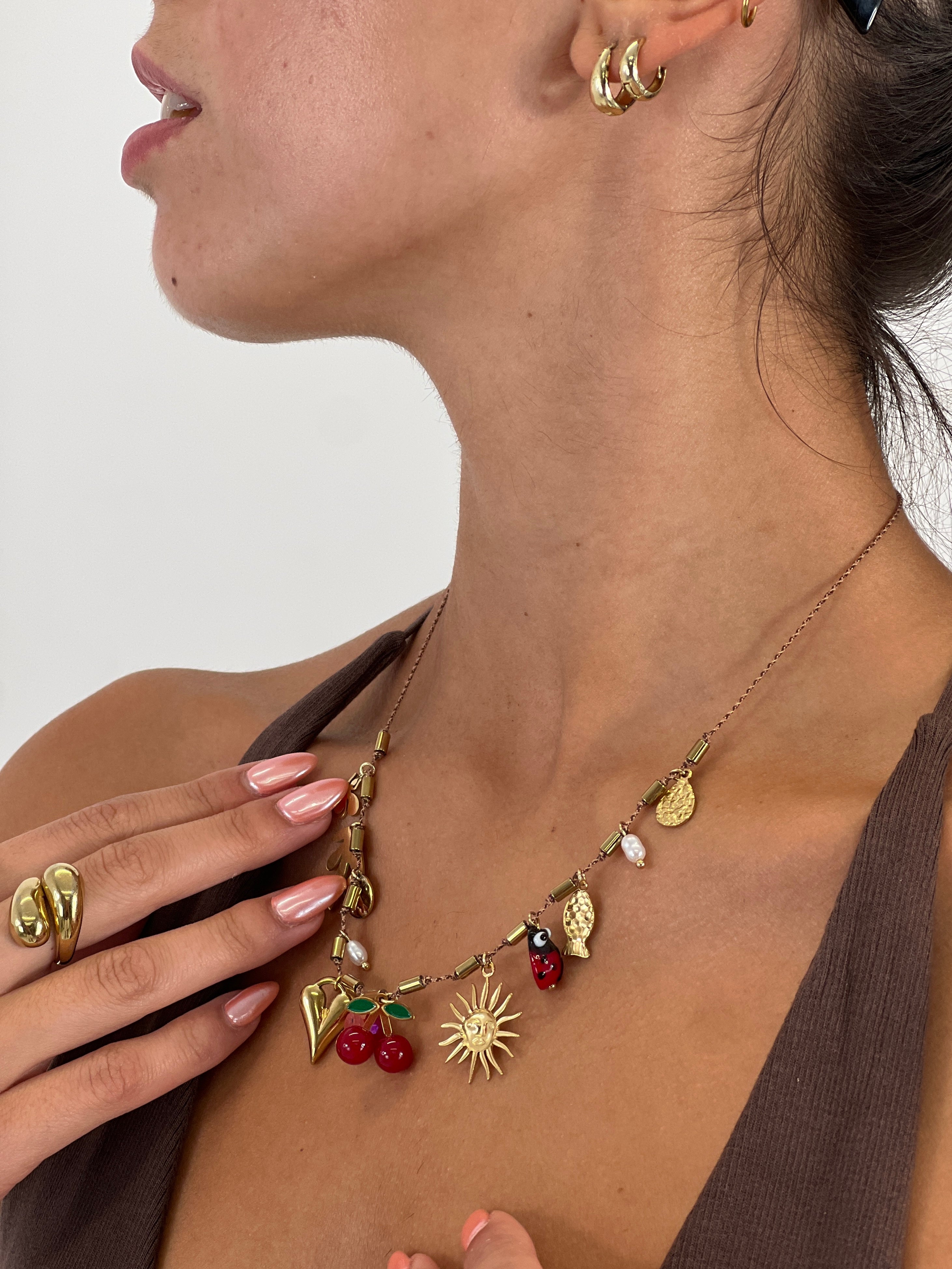 Collar con abalorios colgantes