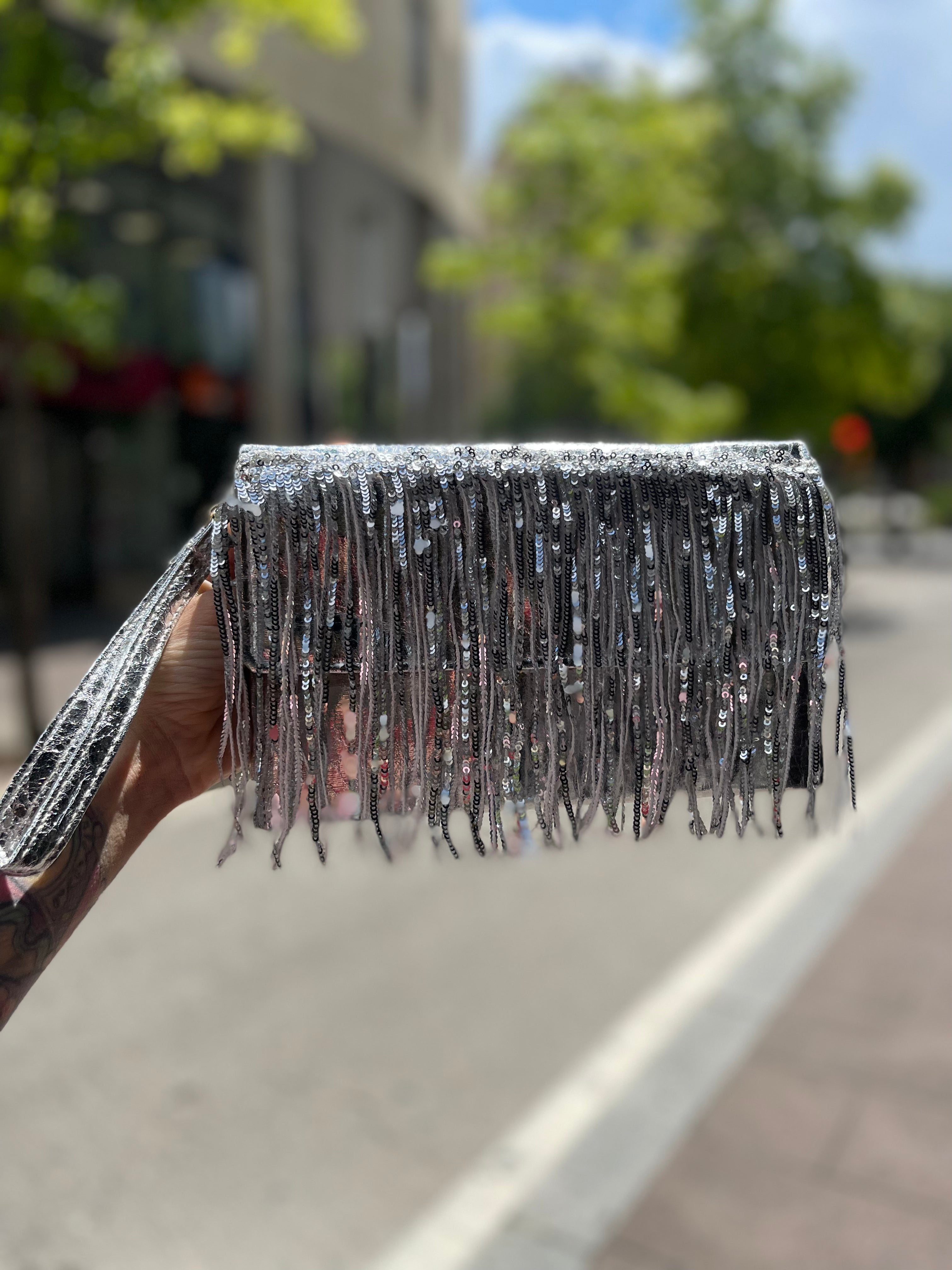 Bossa de mà amb tires de lluentons