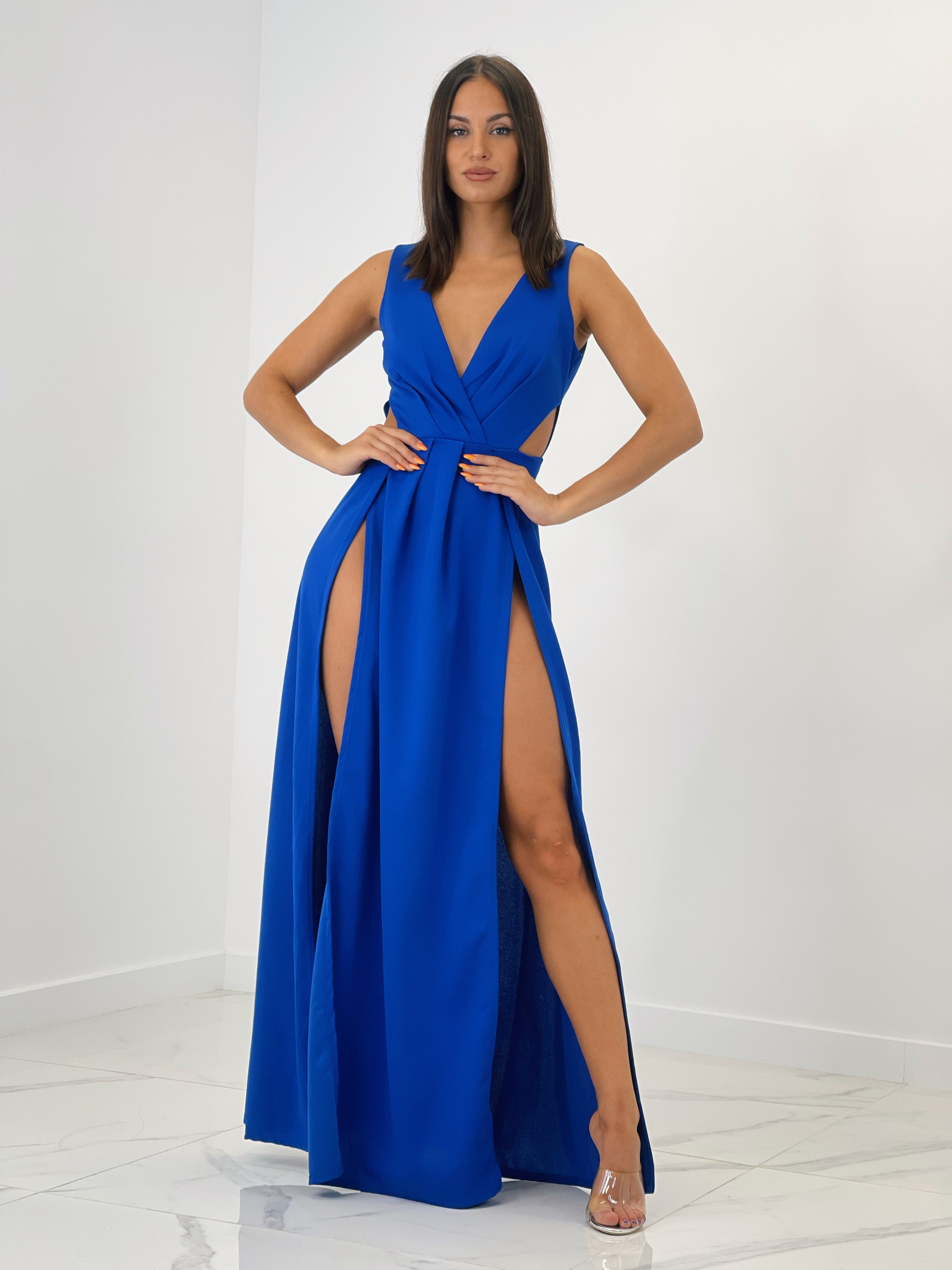 Vestido largo con escote cruzado en pico y tela plisada azul klein | Zebra&Maduixa