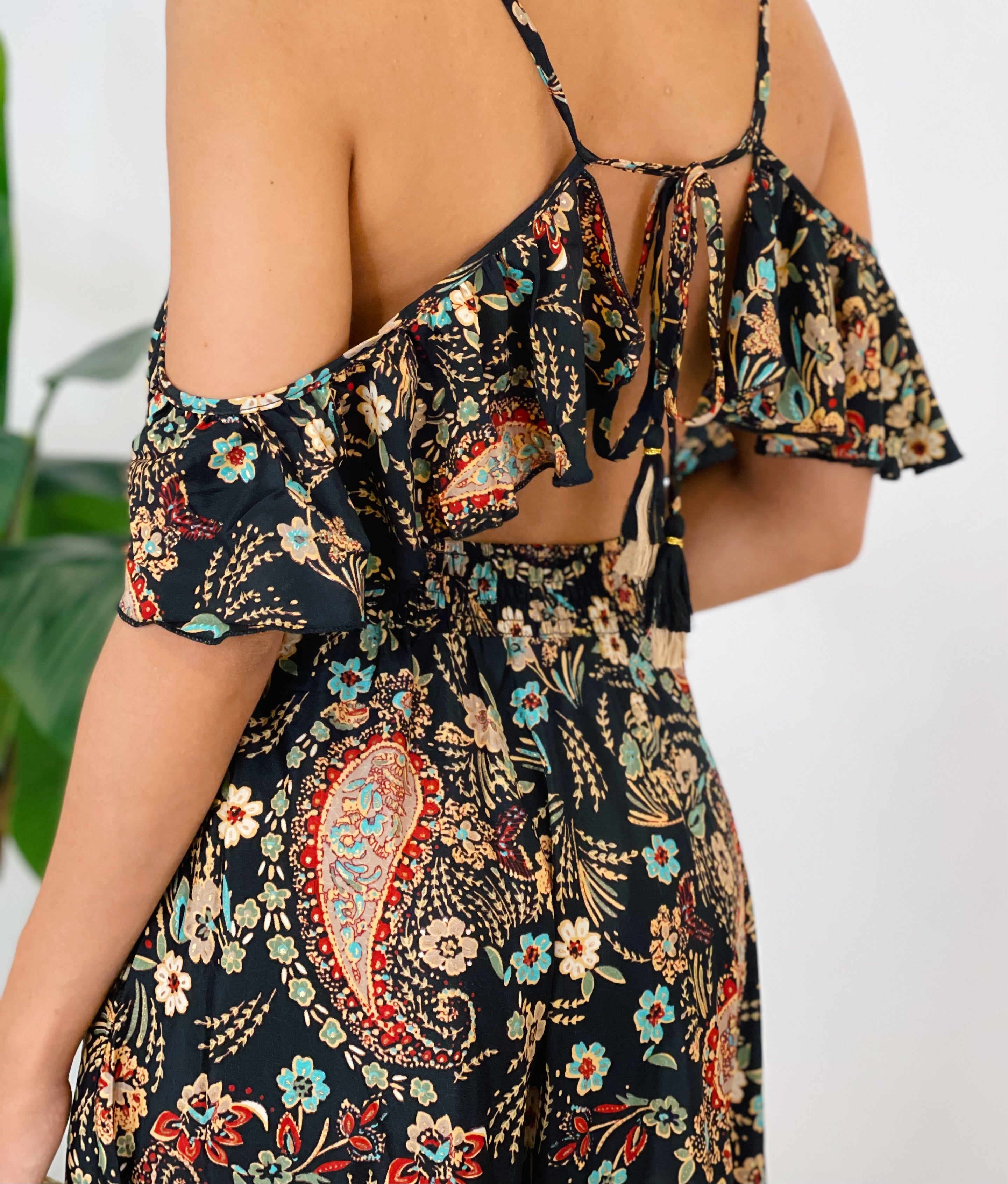 Vestido largo estampado con escote pico cruzado y tirante fino negro | Zebra&Maduixa