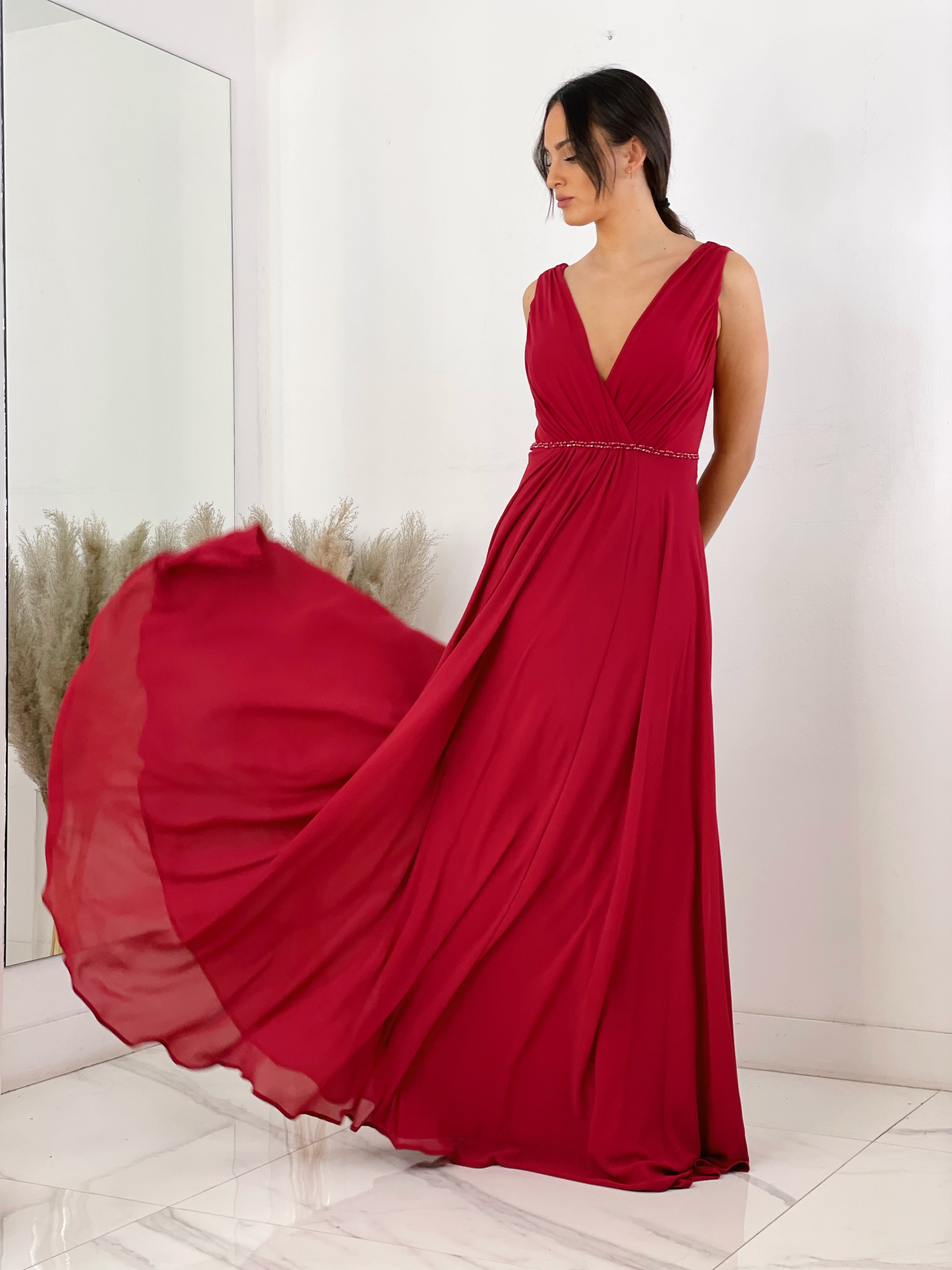 Vestido de escote en pico abierto y tirante ancho con cinturón de piedras color cereza | Zebra&Maduixa