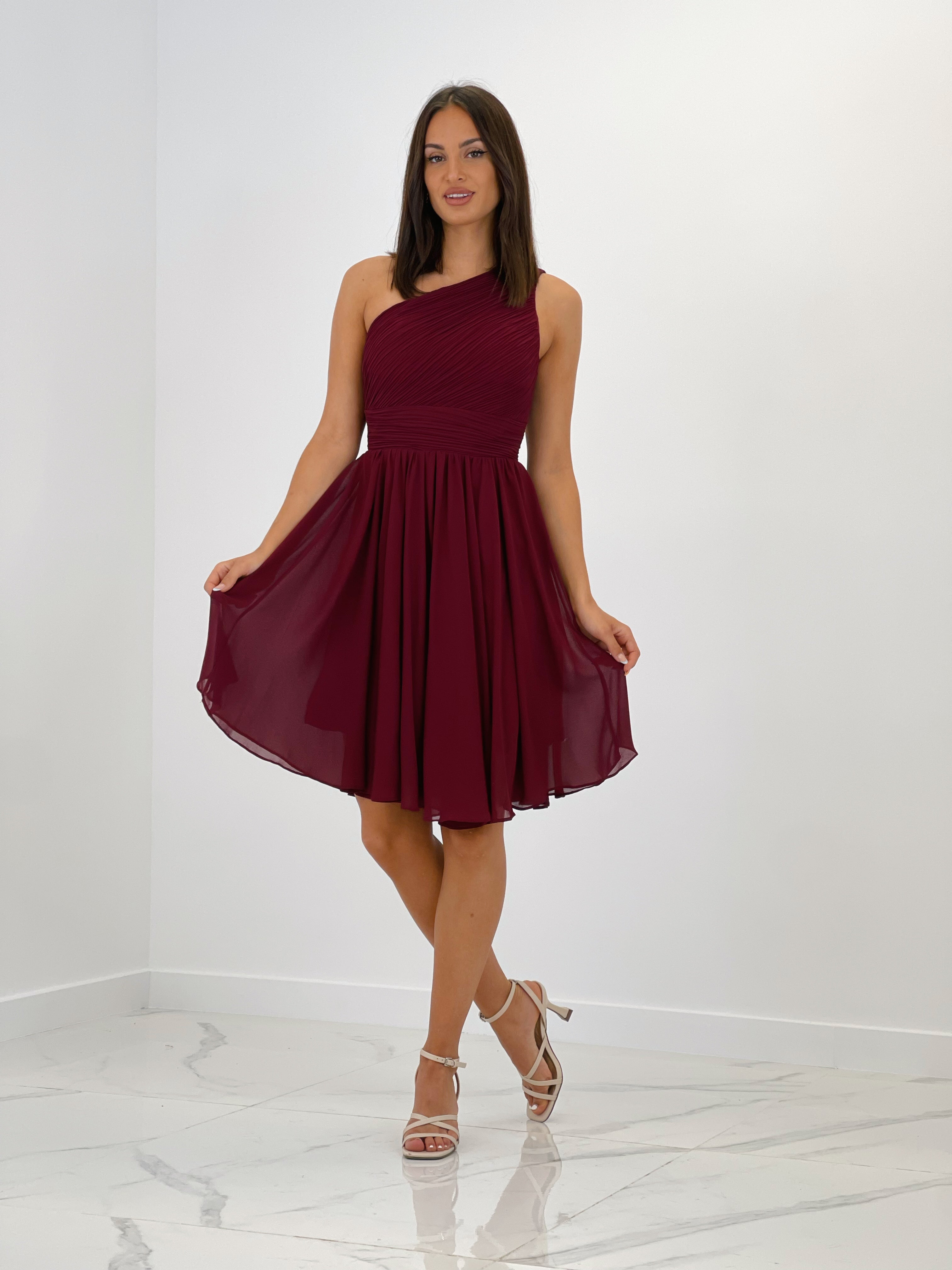 Vestido de ceremonia corto de escote asimétrico y drapeado color granate | Zebra&Maduixa