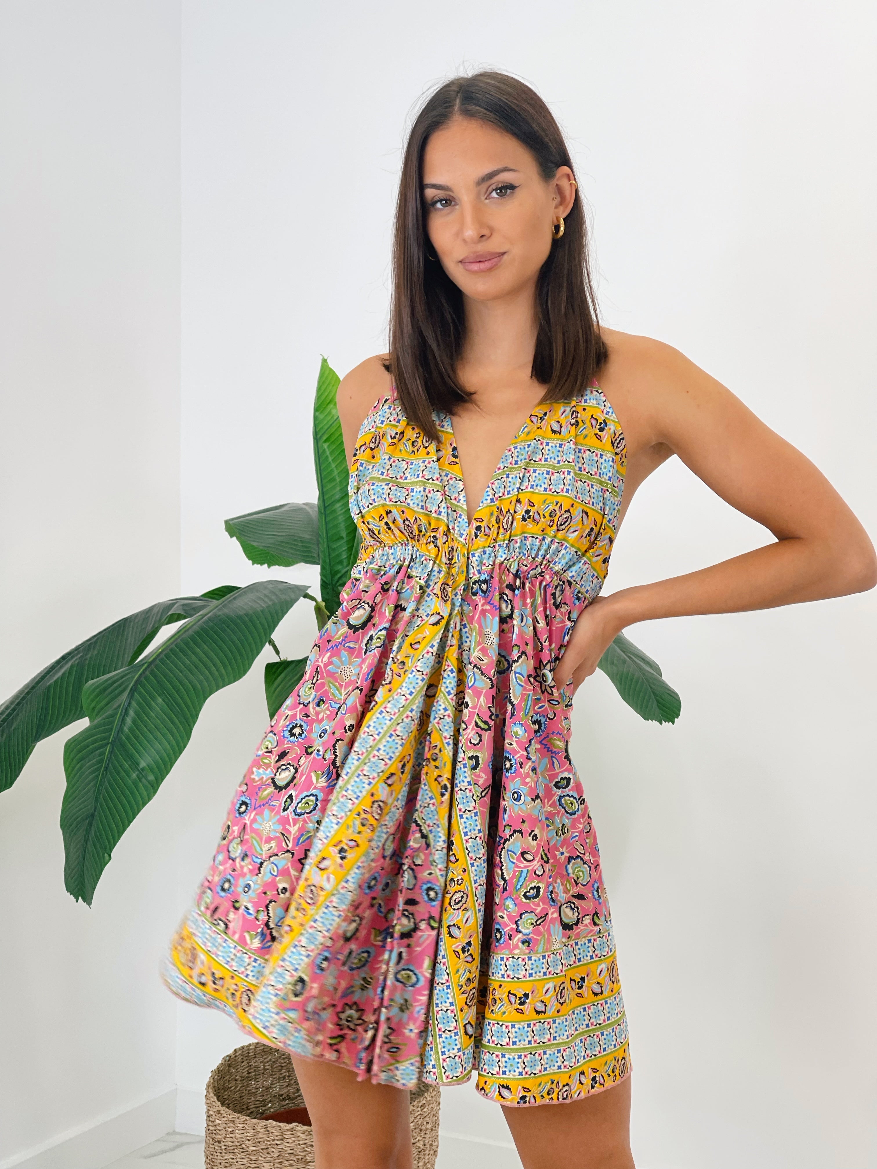 Vestido boho corto anudado al cuello de color amarillo | Zebra&Maduixa