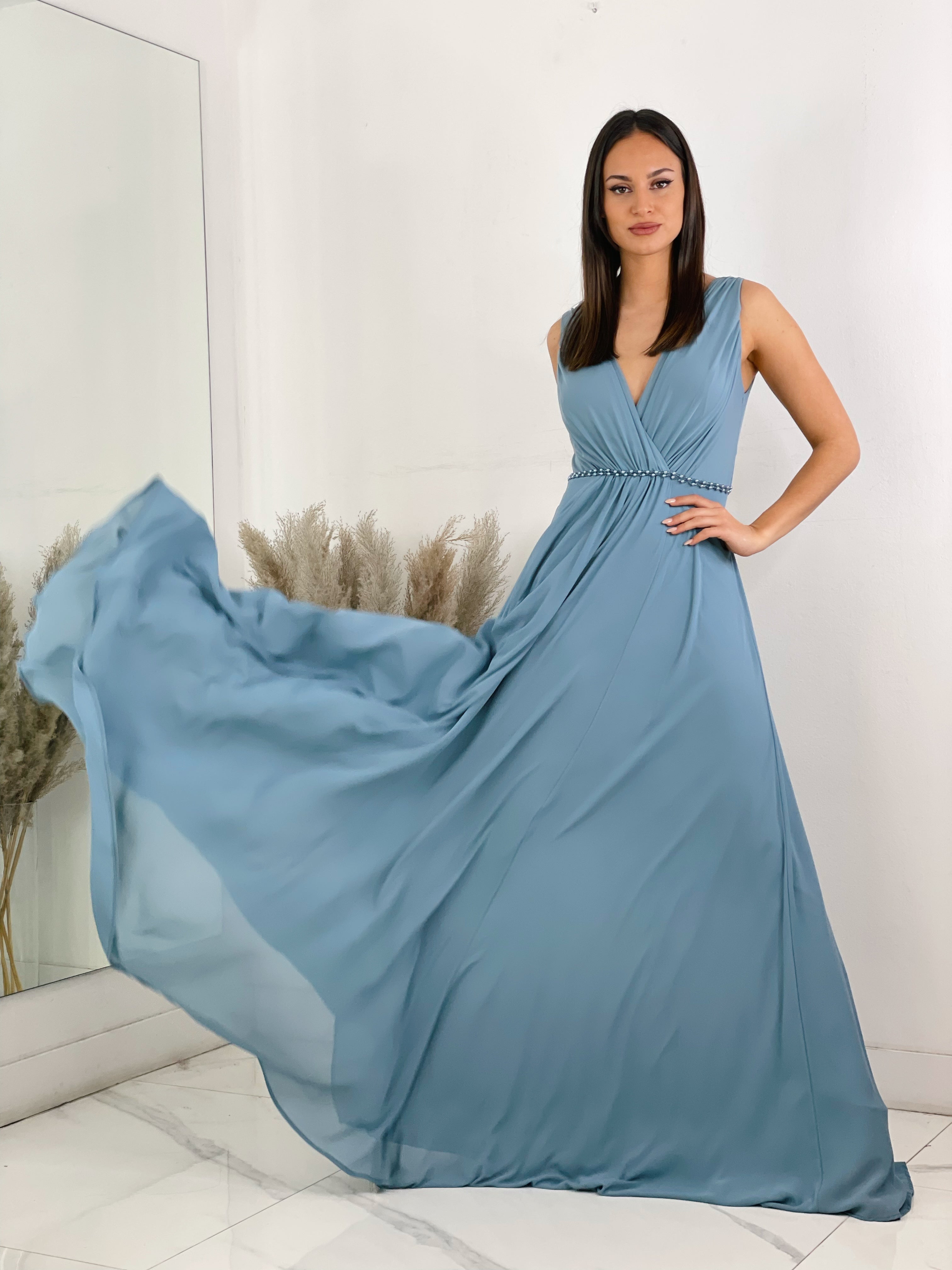 Vestido de escote en pico abierto y tirante ancho con cinturón de piedras color azul grisáceo | Zebra&Maduixa