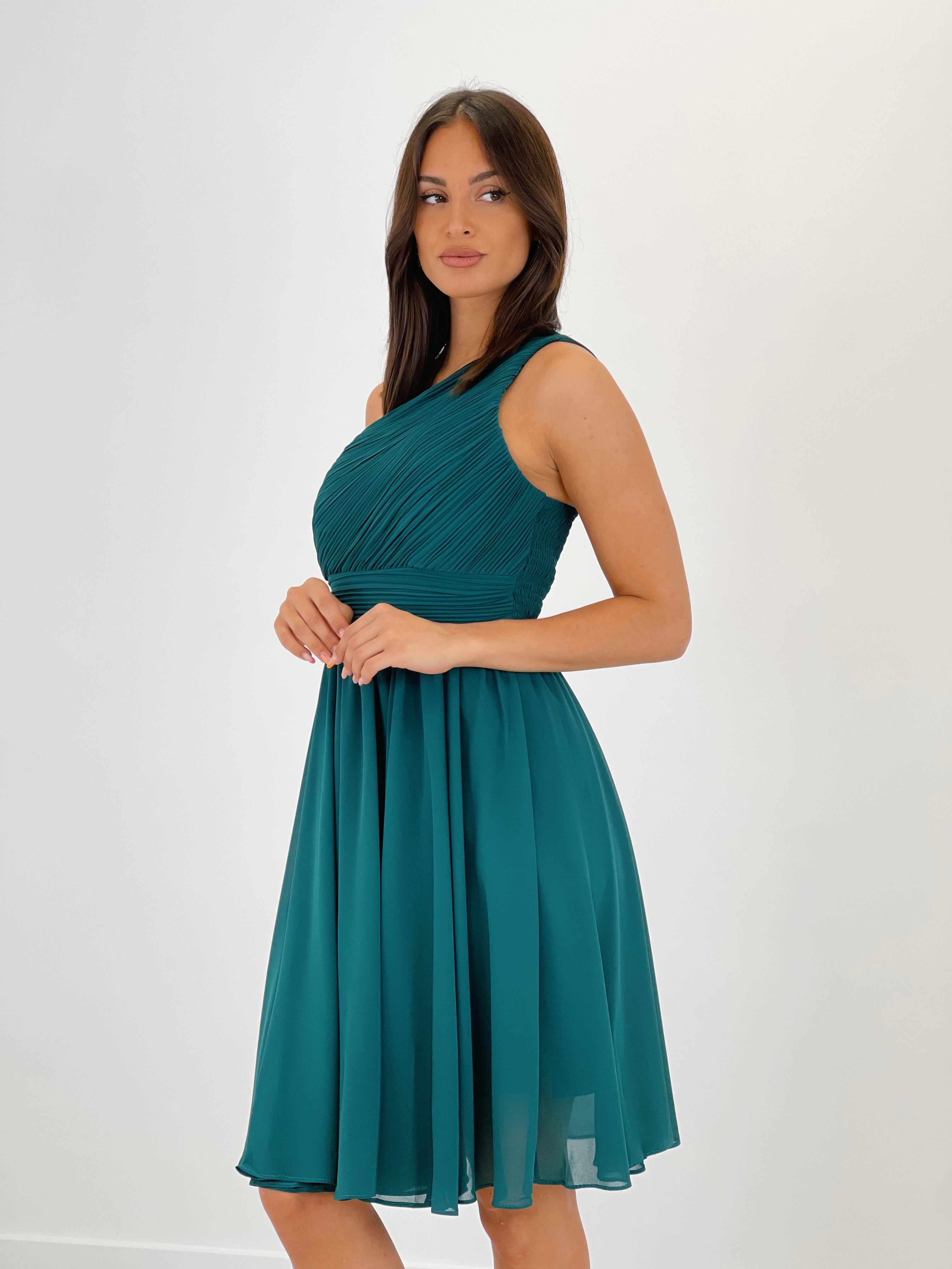 Vestido de ceremonia corto de escote asimétrico y drapeado color verde botella | Zebra&Maduixa