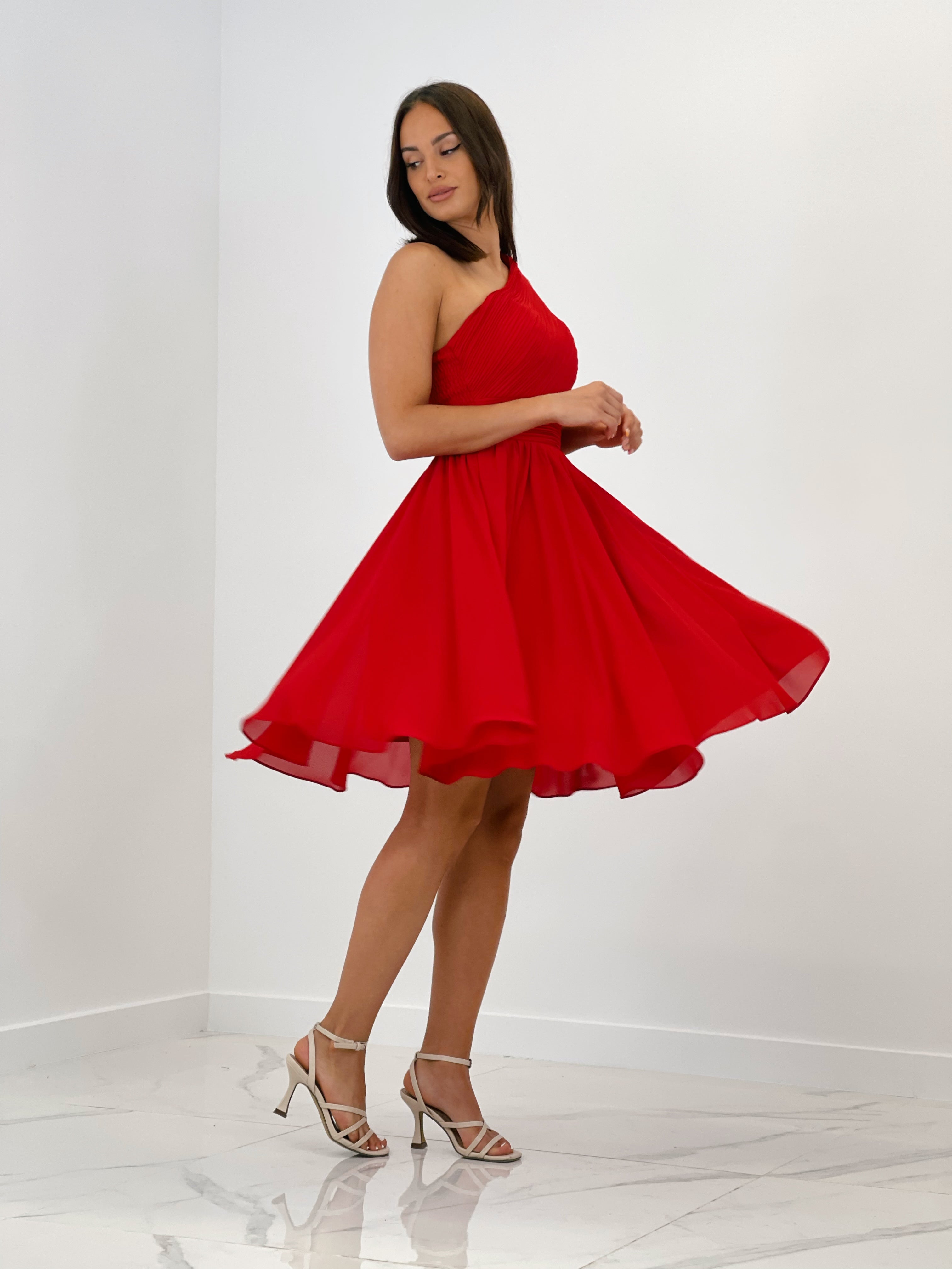 Vestido de ceremonia corto de escote asimétrico y drapeado color rojo | Zebra&Maduixa