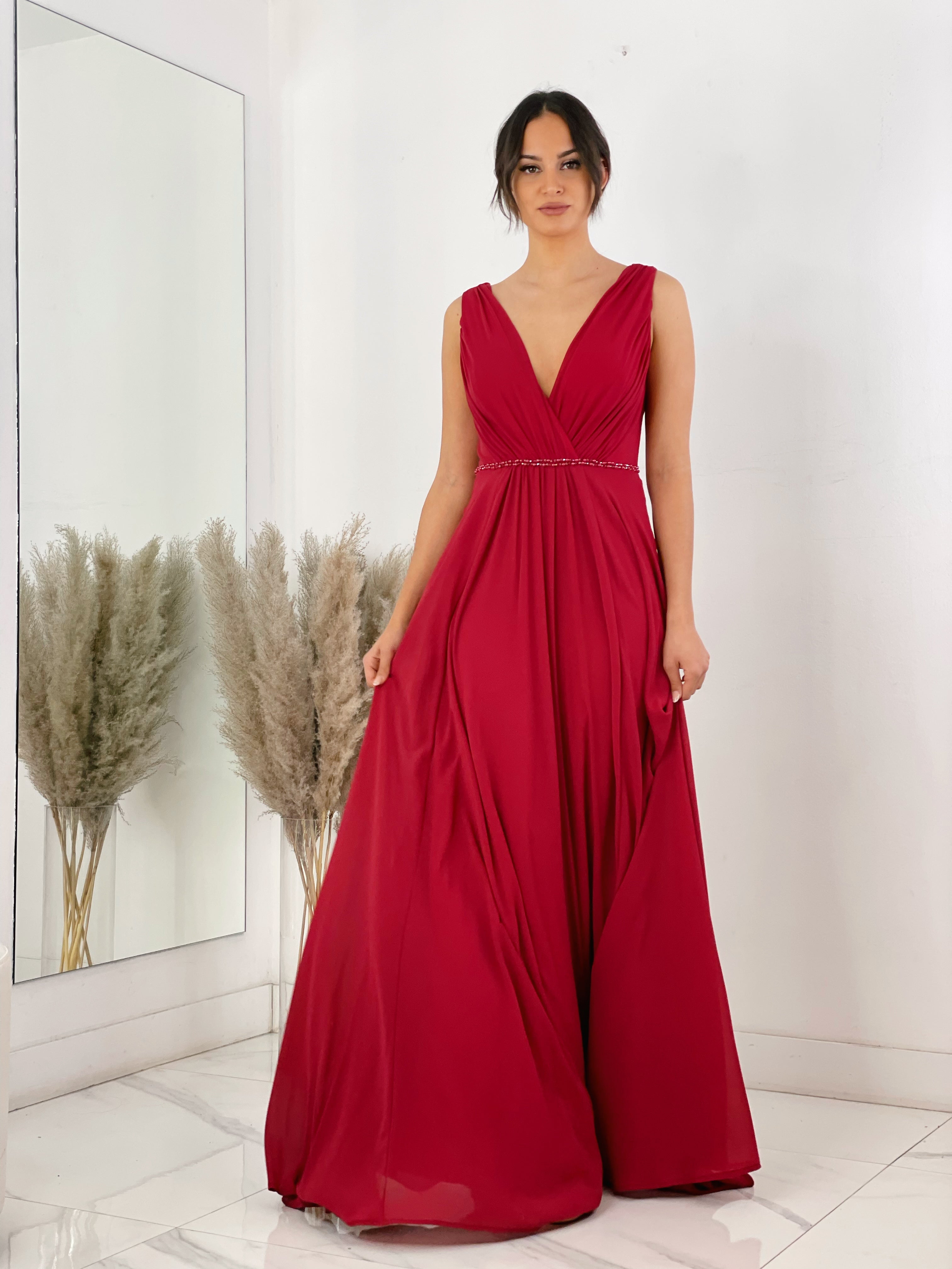 Vestido de escote en pico abierto y tirante ancho con cinturón de piedras color cereza | Zebra&Maduixa