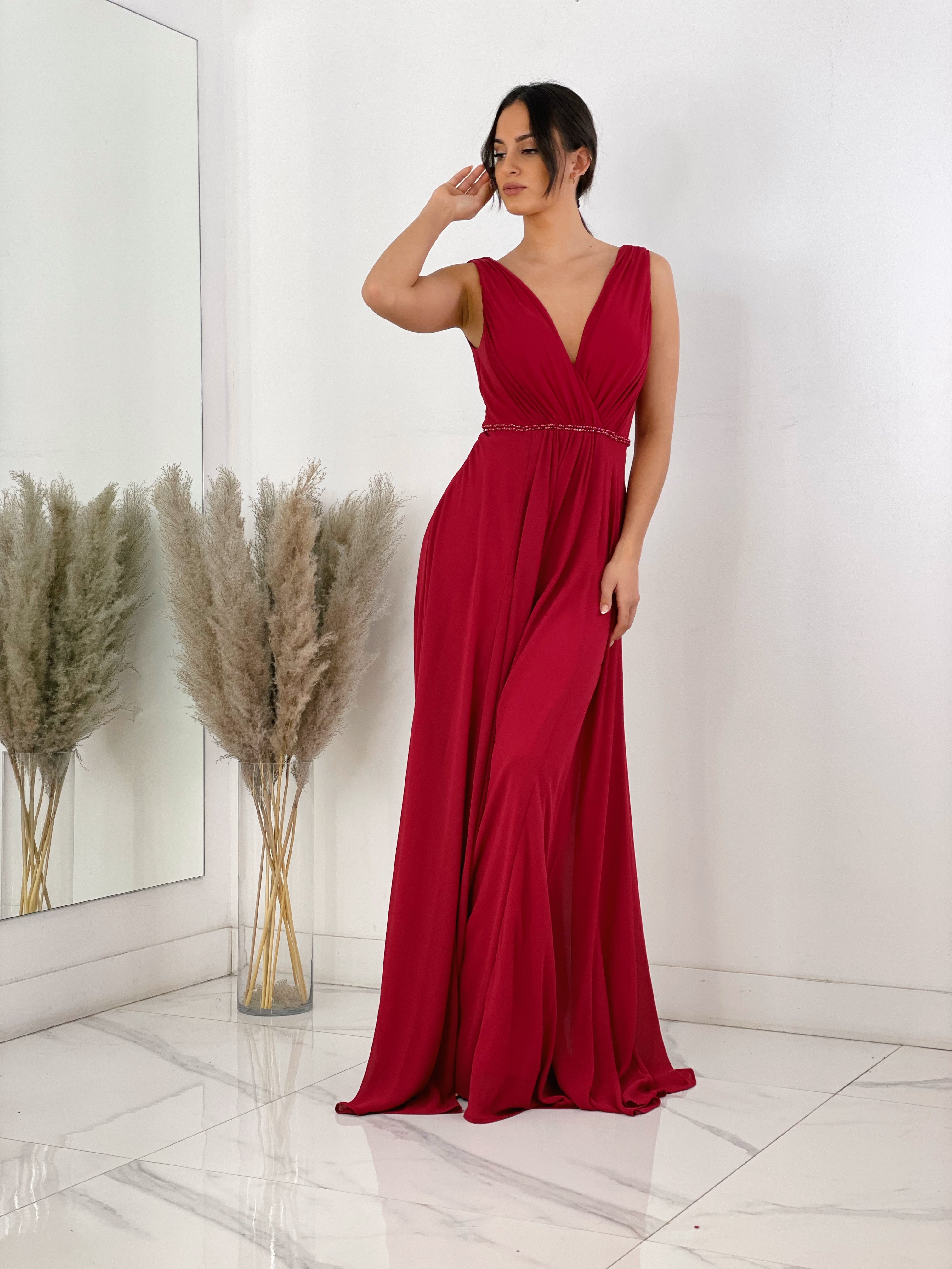 Vestido de escote en pico abierto y tirante ancho con cinturón de piedras color cereza | Zebra&Maduixa