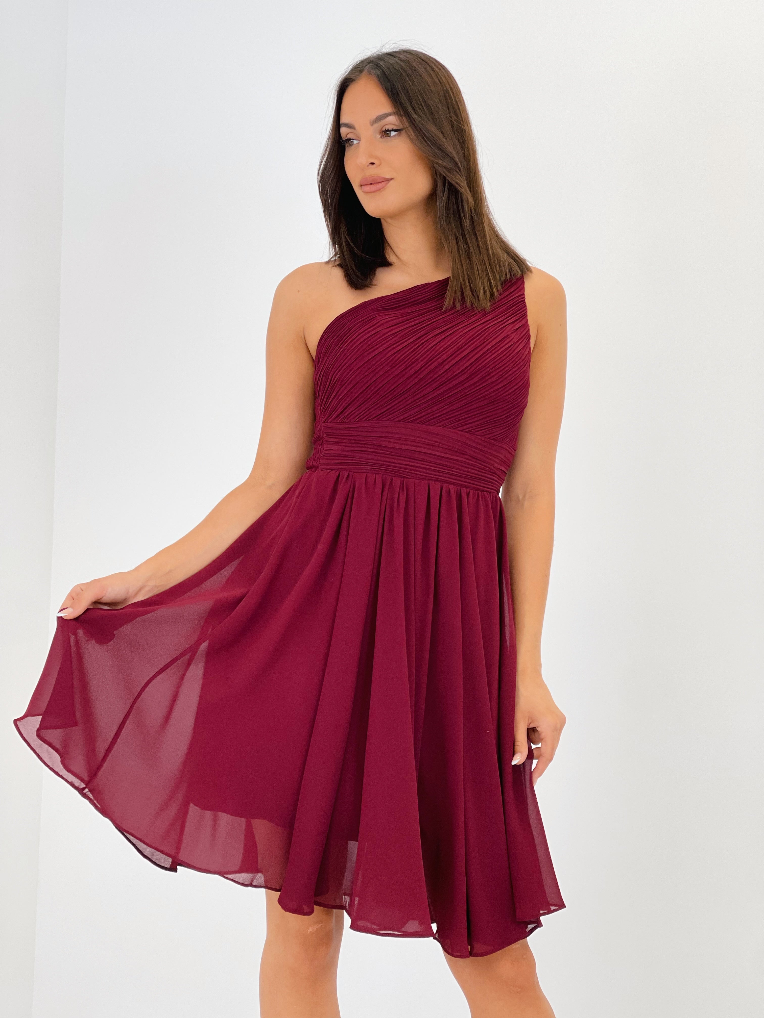 Vestido de ceremonia corto de escote asimétrico y drapeado color granate | Zebra&Maduixa