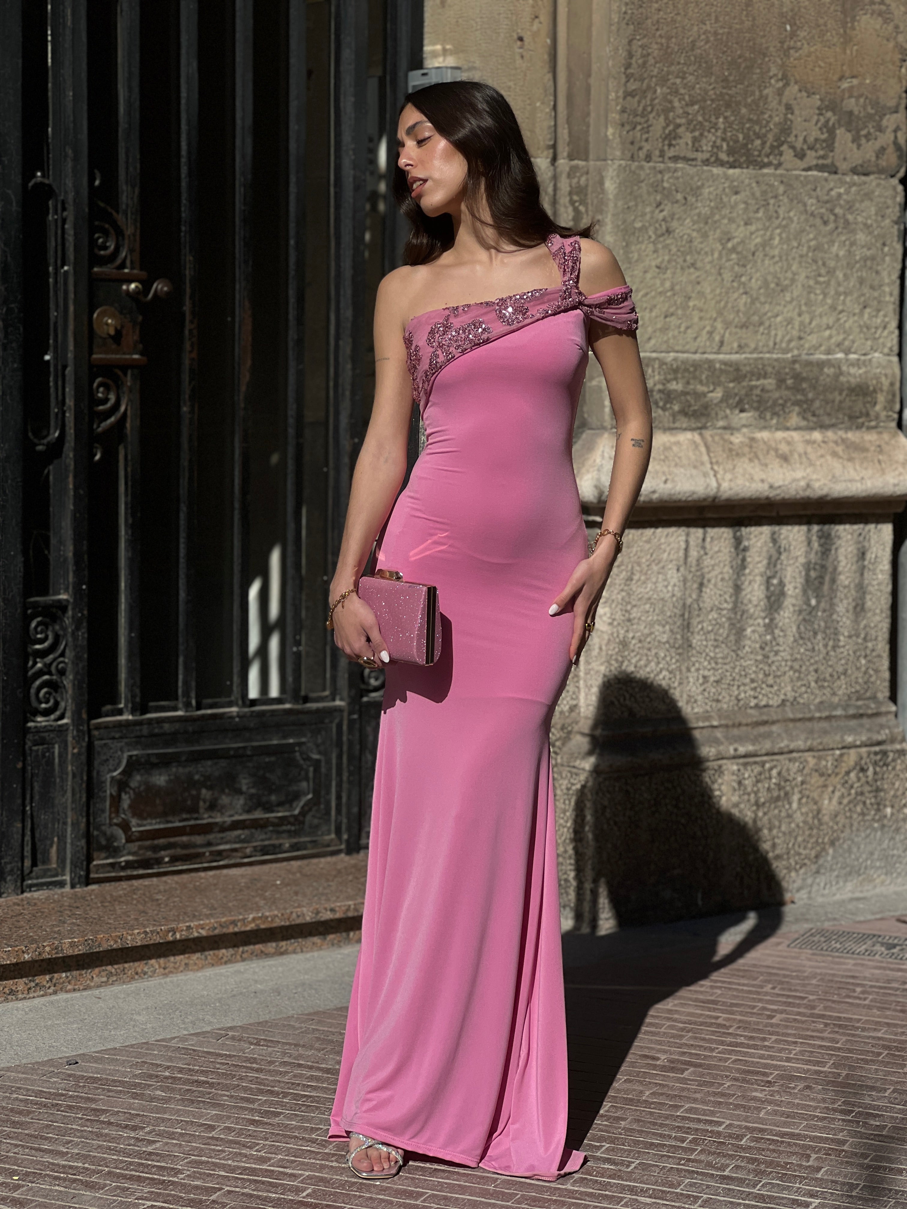 Vestido asimétrico escote lentejuelas