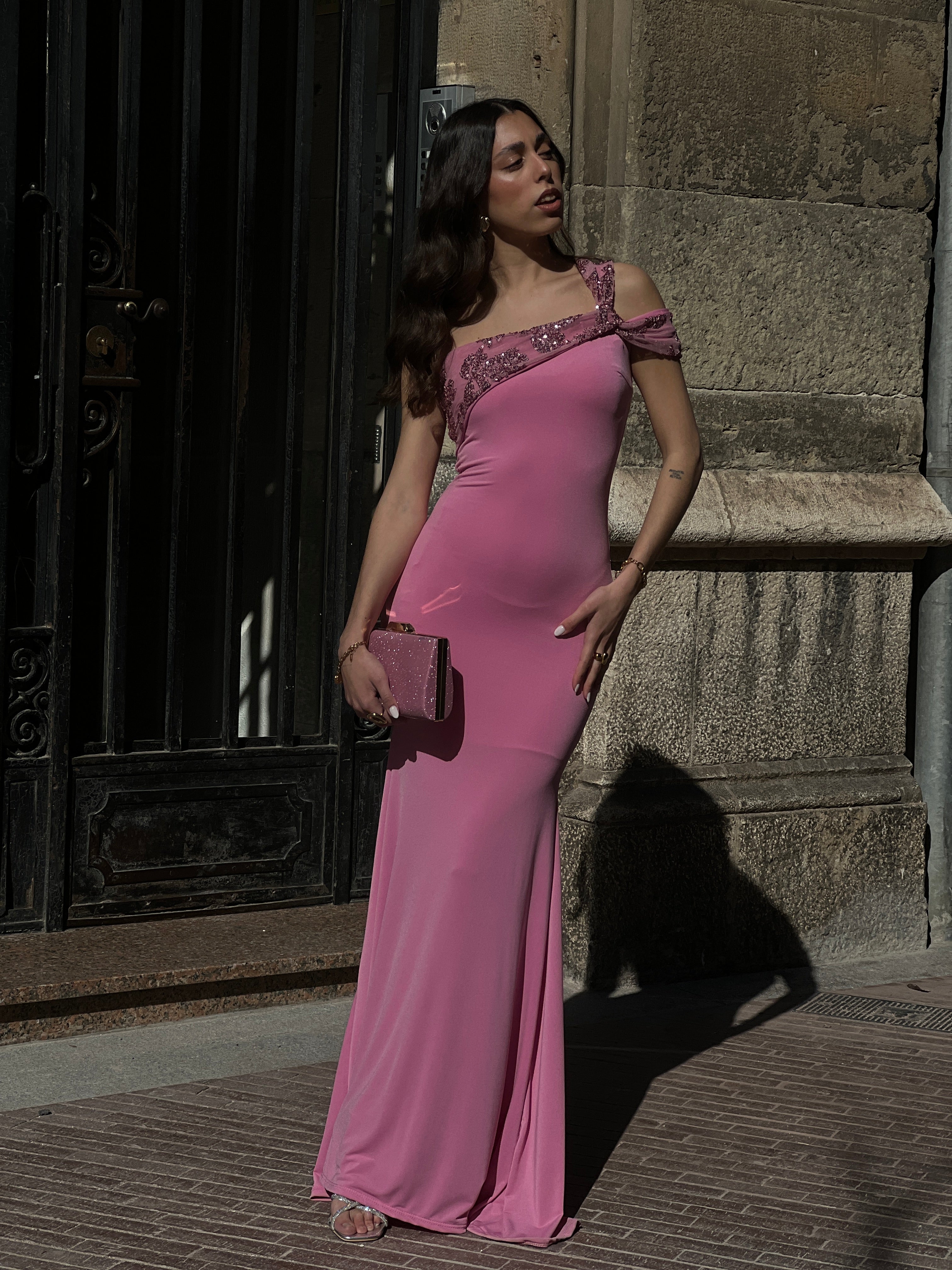 Vestido asimétrico escote lentejuelas